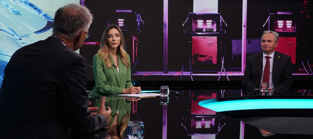 function r(){if(it(n),n.value===Hm){let o=null;throw new D(-950,o)}return n.value}