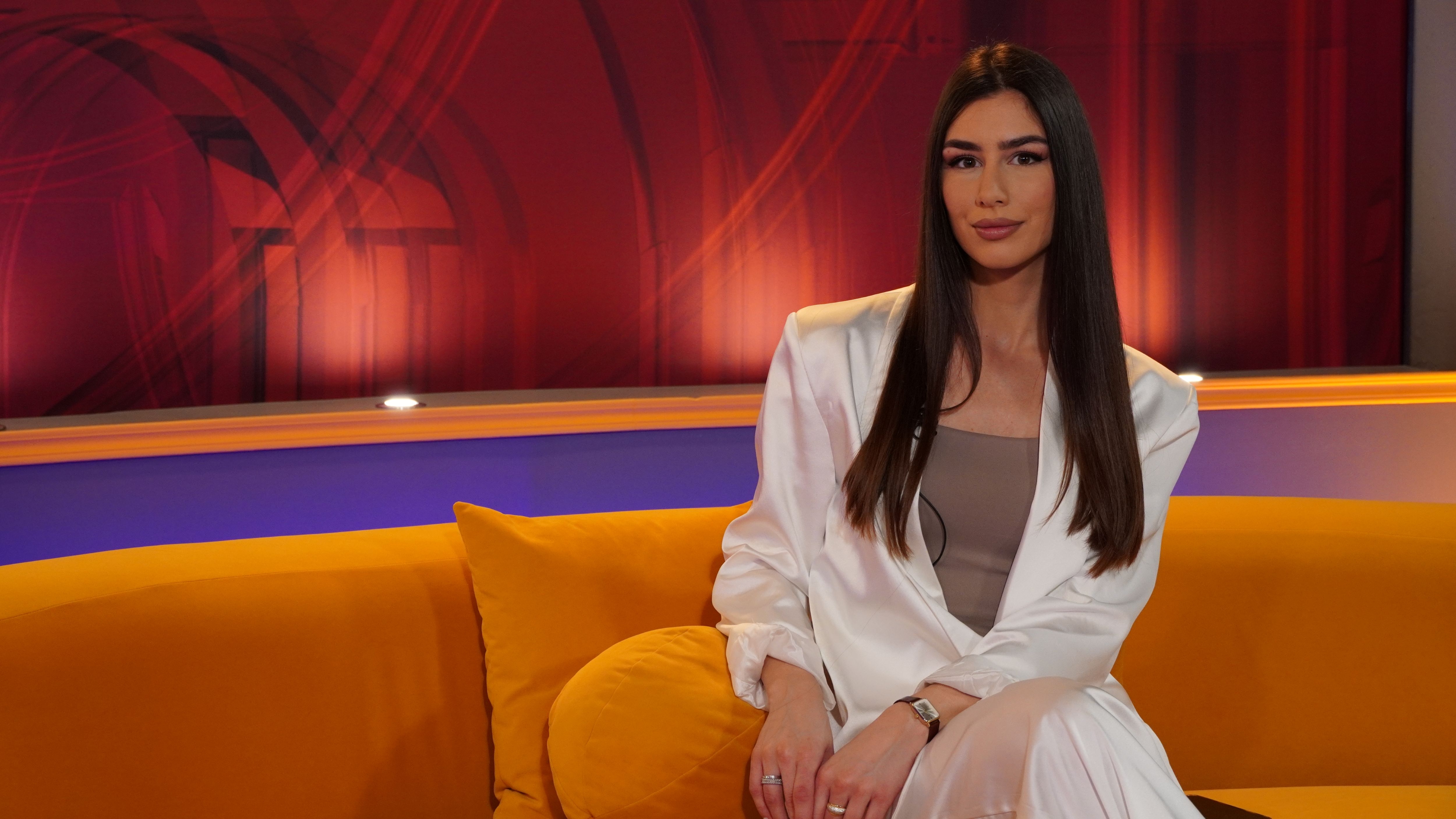 function r(){if(it(n),n.value===Hm){let o=null;throw new D(-950,o)}return n.value}