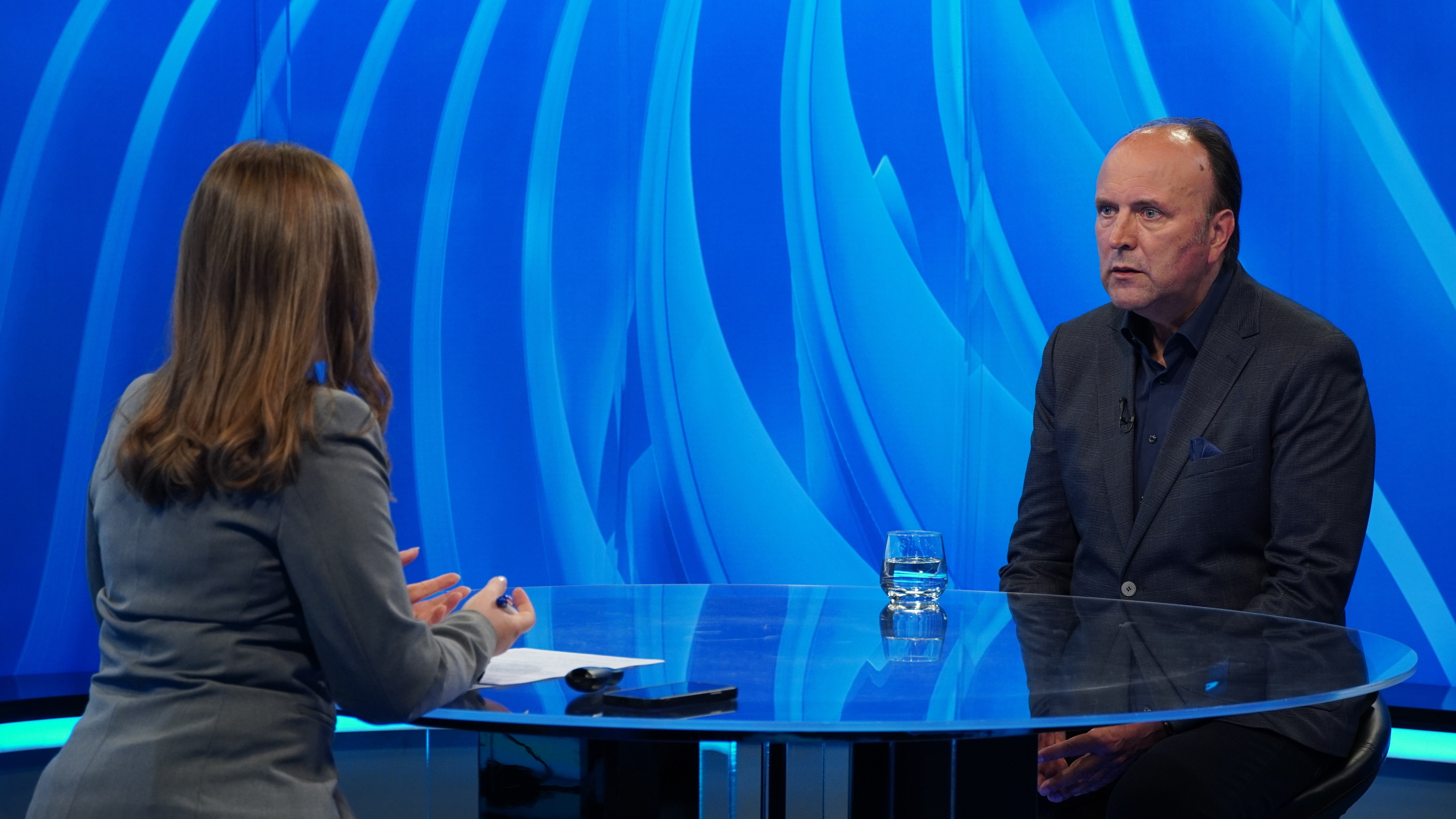 function r(){if(it(n),n.value===Hm){let o=null;throw new D(-950,o)}return n.value}