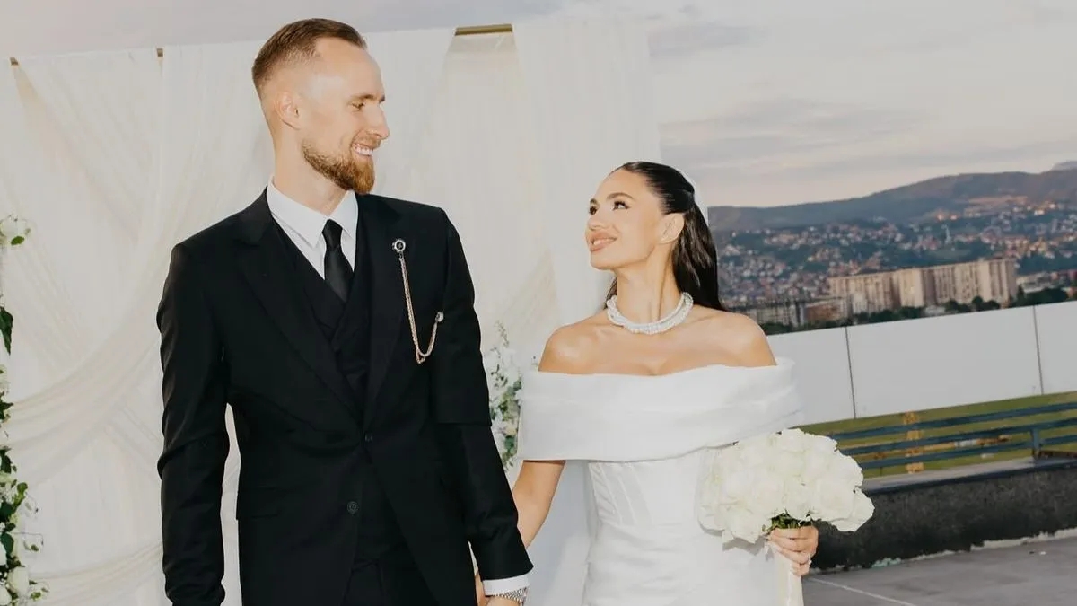 function r(){if(it(n),n.value===Hm){let o=null;throw new D(-950,o)}return n.value}