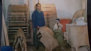 Dedo Šerif i Enidin brat u prvim prostorijama za preradu kože, fotografija je nastala 1985. 