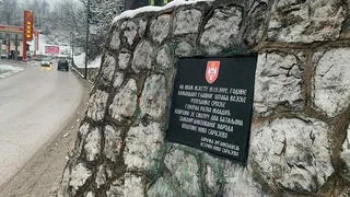 Spomen ploča Ratku Mladiću na Vracama