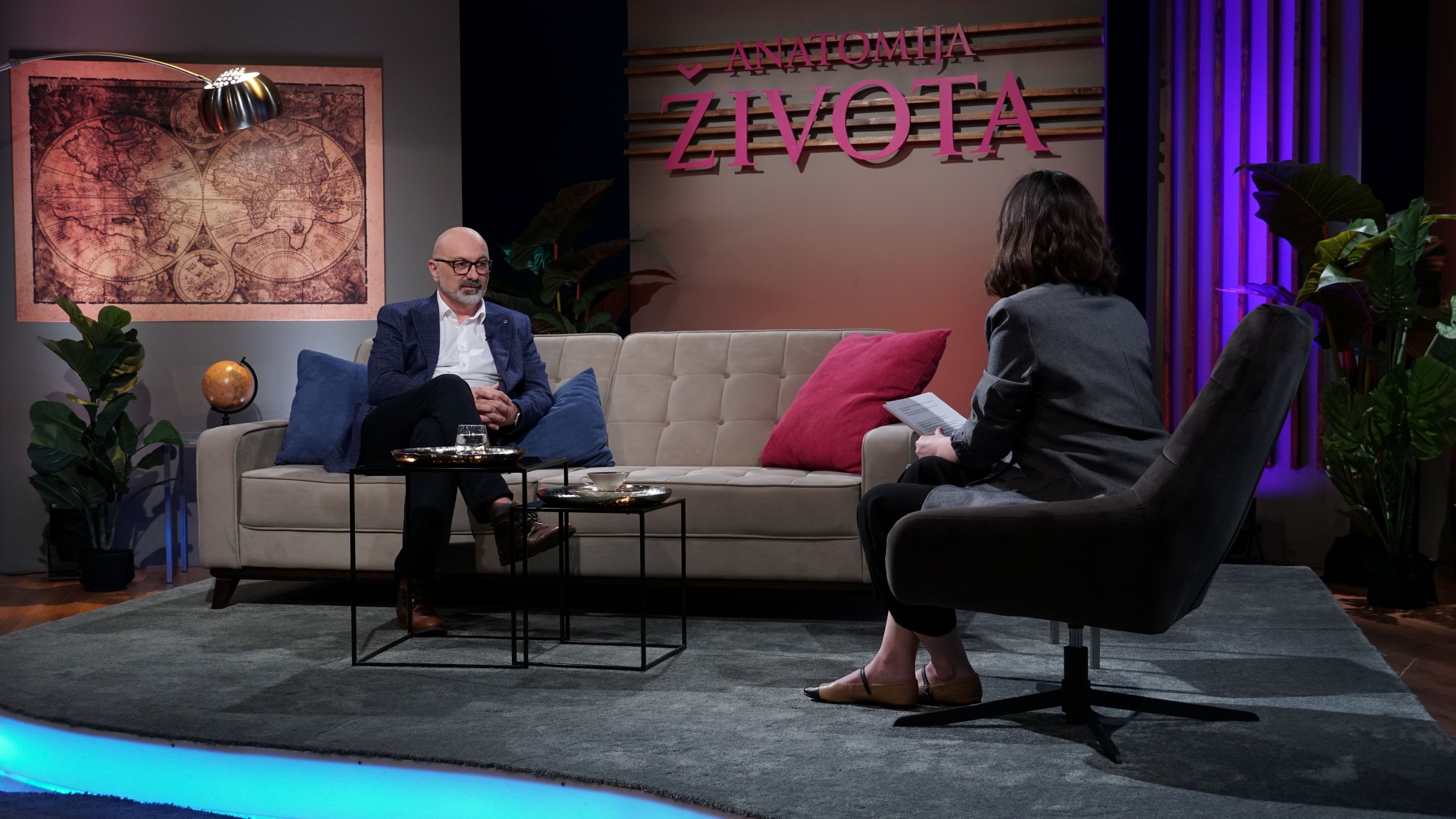 function r(){if(it(n),n.value===Hm){let o=null;throw new D(-950,o)}return n.value}