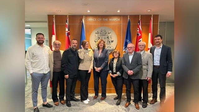 Delegacija bh. zajednice i Daniela Čolić sa gradonačelnicom Mississsuga Carolyn Parrish i sponzorom rezolucije o genocidu u Srebrenici John Kovač