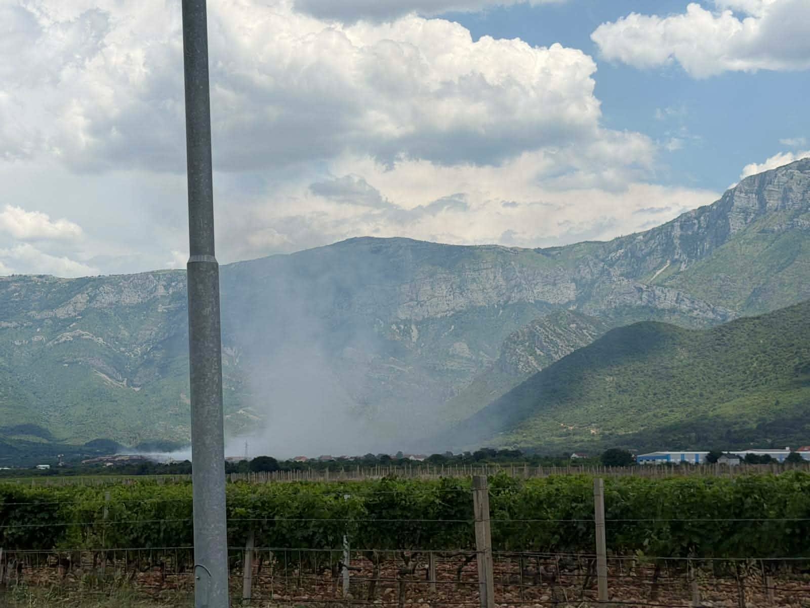 Iz Mostara nam stižu novi snimci: Požar i dalje bukti, Vlada HNK hitno izdvojila 300.000 KM