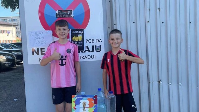 Dječaci prodaju limunadu