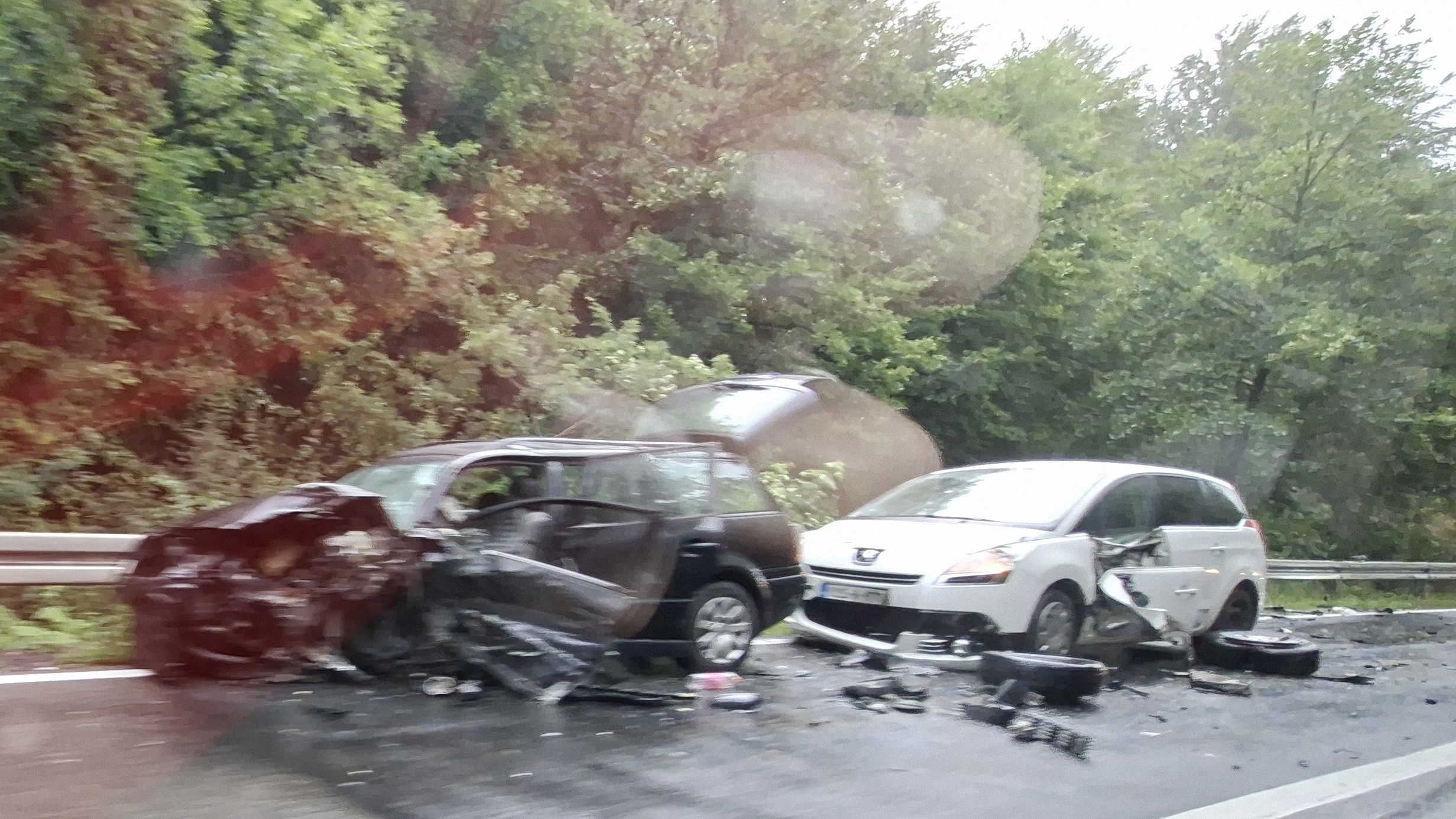 Dijelovi automobila razasuti po cesti: Strašan sudar tri vozila, ima povrijeđenih
