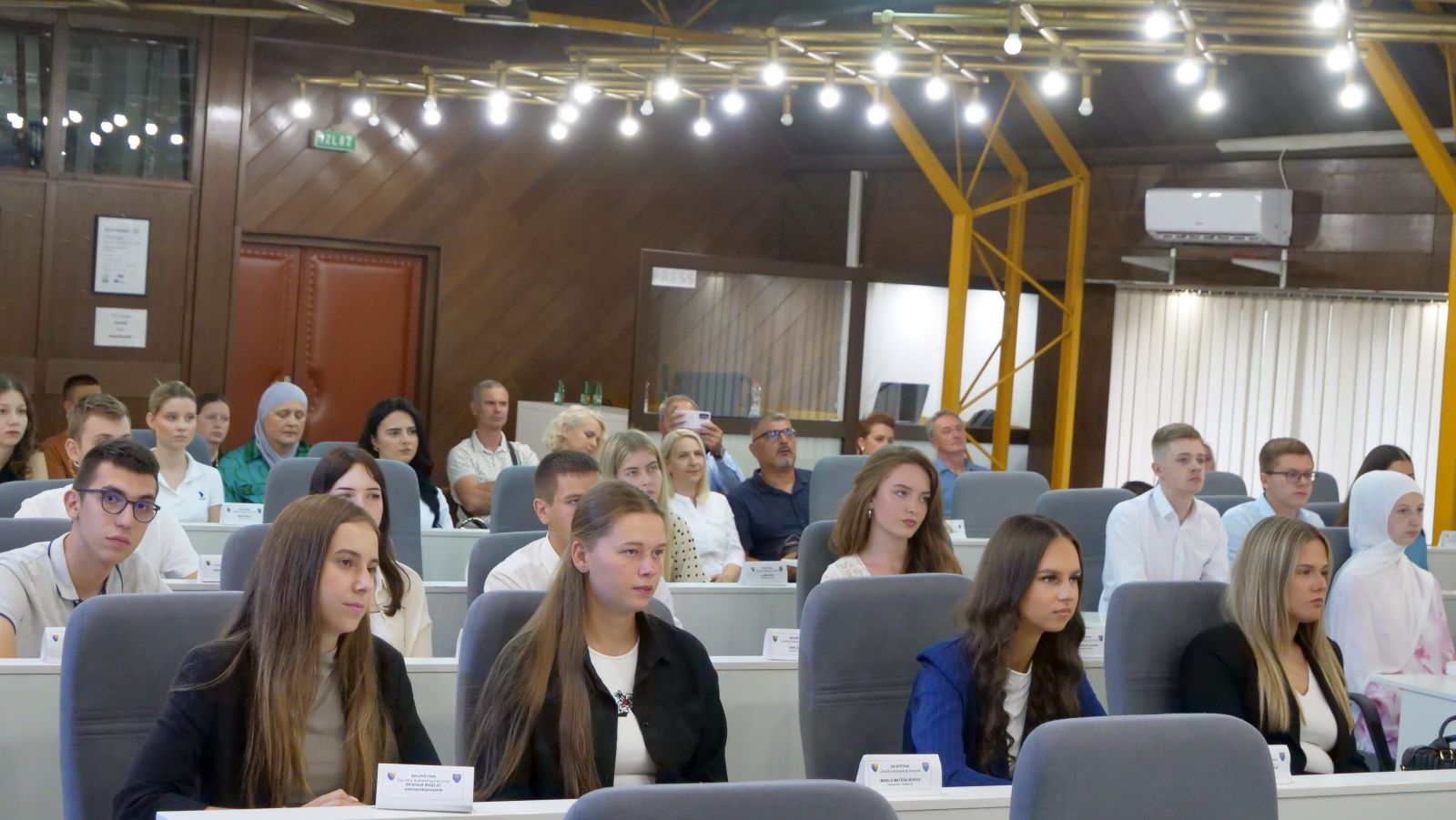 Vlada ZDK nagradila učenike generacije osnovnih i srednjih škola