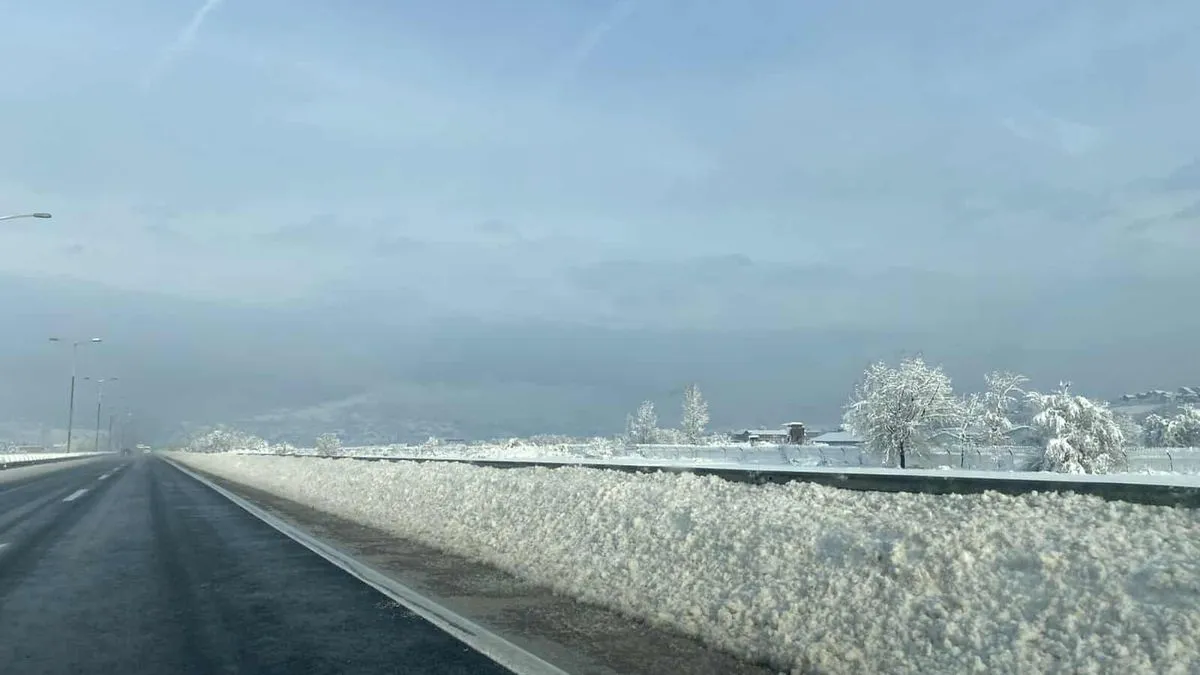 Popriječena vozila, snijeg i magla otežavaju vožnju: Zimski uslovi usporavaju saobraćaj širom BiH