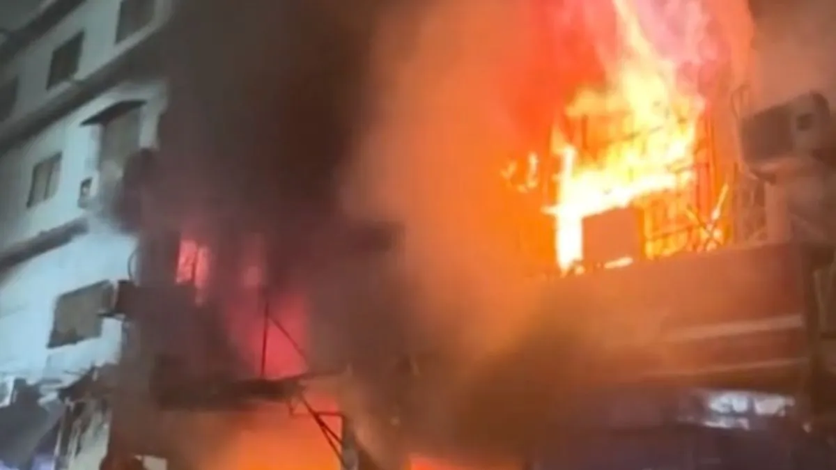 Stravični snimci požara obišli svijet: Šest mrtvih, desetine u opasnosti u centru Karachija