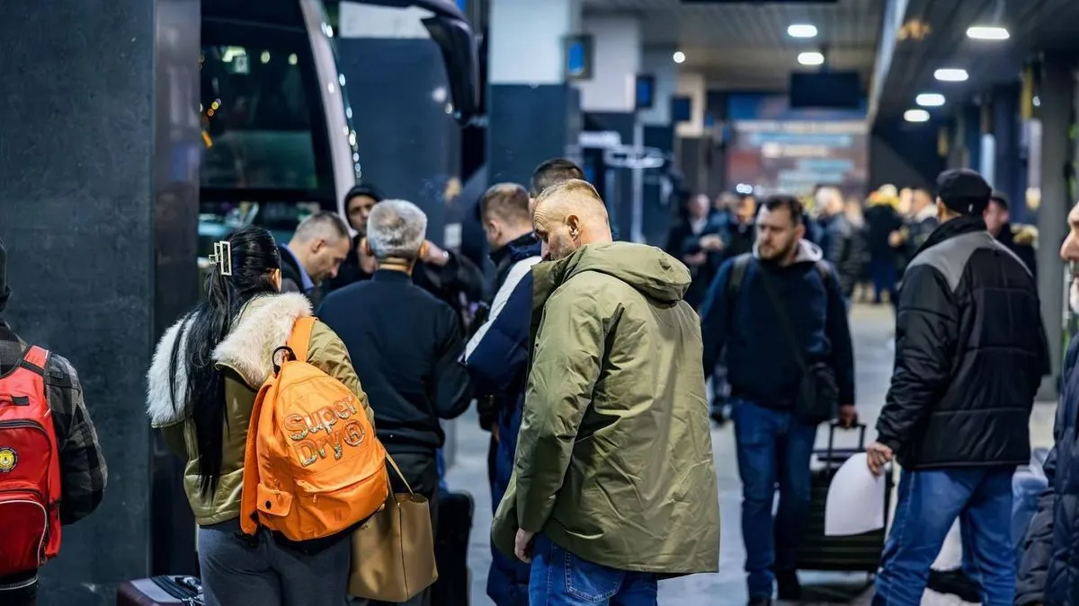 Suze, zagrljaji i koferi: Samo u jednoj noći iz ovog grada 280 ljudi autobusima otišlo za Njemačku