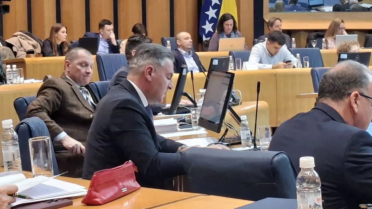 Zašto se dopušta debalans Bošnjaka u zapošljavanju? Državni delegat Smajić pitao ministra Heleza