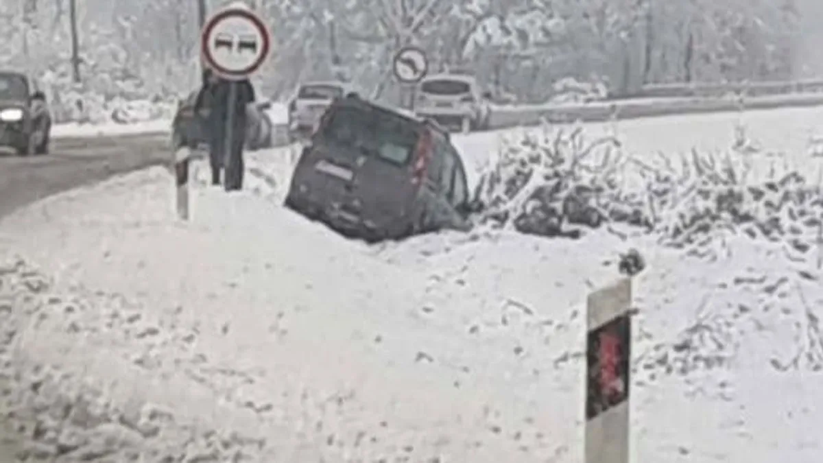 Na fotografiji se vidi da je automobil, usljed klizavog puta, izgubio kontrolu i završio van saobraćajnice