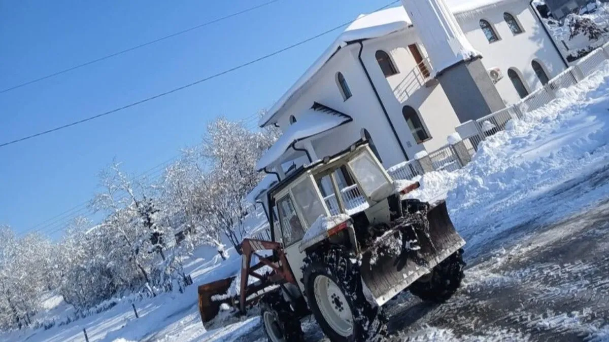 Ibro Jahić očistio prilaz džamiji uoči džuma namaza