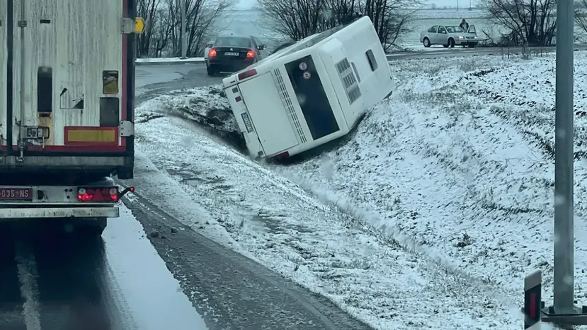 Prevrnuo se putnički autobus i završio u jarku: Drama u susjedstvu