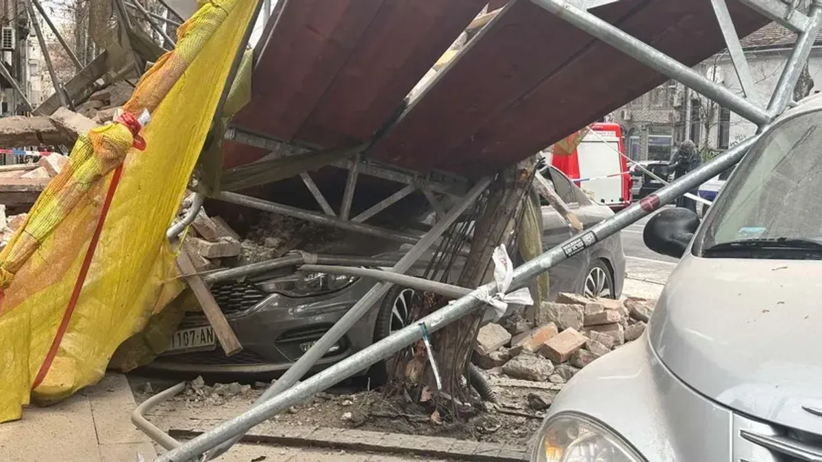 Novo urušavanje u Srbiji: U Beogradu pala skela, automobili i ljudi pod ruševinama