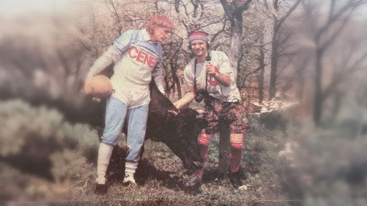 Posebnu draž sarajevskoj večeri daje i specijalni gost, legendarni fudbaler Nikola Nikić, jedan od simbola bh. fudbala i FK Željezničar. 