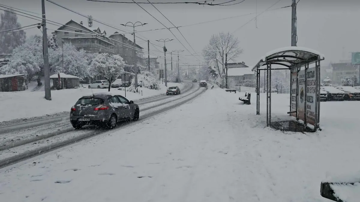 Snijeg pravi probleme: Otežano se odvija gradski saobraćaj u Sarajevu