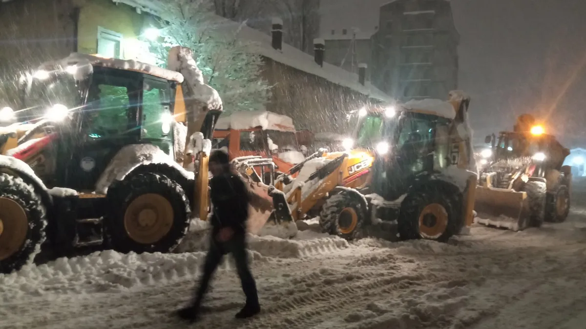 Sarajevo pod snijegom: ViK mehanizacijom pomaže preduzeću 'Rad' u čišćenju
