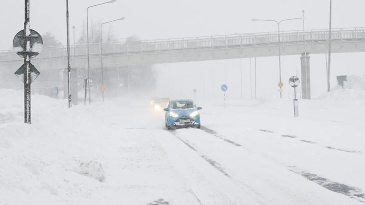 Ledeni val zahvatio Evropu: Vozovi stali, aerodromi u problemima, stradali ljudi