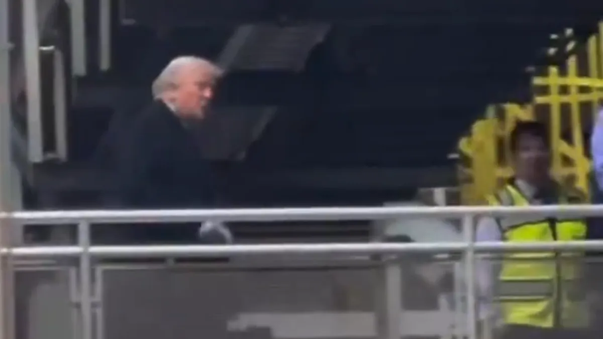 Trump pred kamerama izgubio živce: Psovao u tvornici, Bijela kuća ga brani