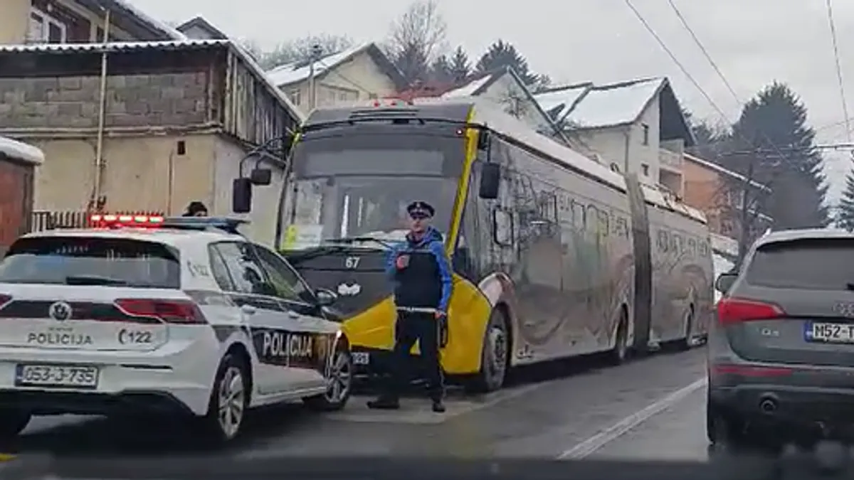 Vozači se pozivaju na dodatni oprez i, ukoliko su u mogućnosti, korištenje alternativnih pravaca.
