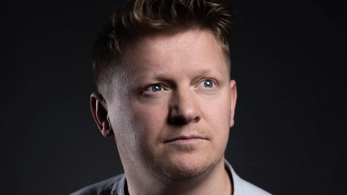 U dobi od 9 godina, Rijad ostaje bez majke, a brigu o njemu, njegovoj braći i sestrama preuzima starija sestra