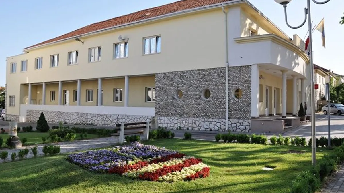 Visina jednokratne novčane naknade za prvo novorođeno dijete u porodici iznosi 400 KM, za drugo 600 KM, za treće 900 KM 