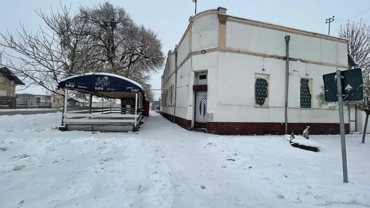 Na vratima lokala tragovi krvi svjedoče o zločinu: Traži se grupa mladića u susjedstvu