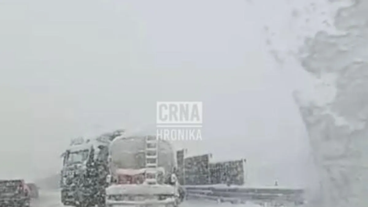 Nesreća na autoputu kod Sarajeva: Cisternom izletio sa neočišćene ceste i udario u bankinu