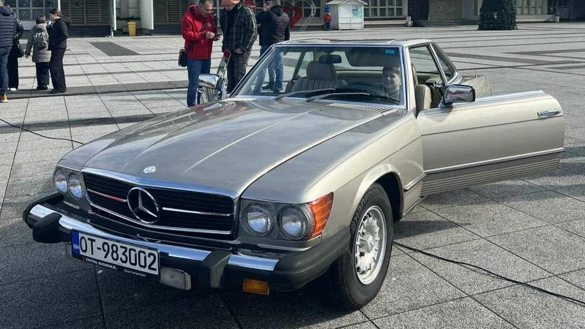 Sarajevo oživjelo duh olimpijade: Izložba oldtimer vozila u Skenderiji