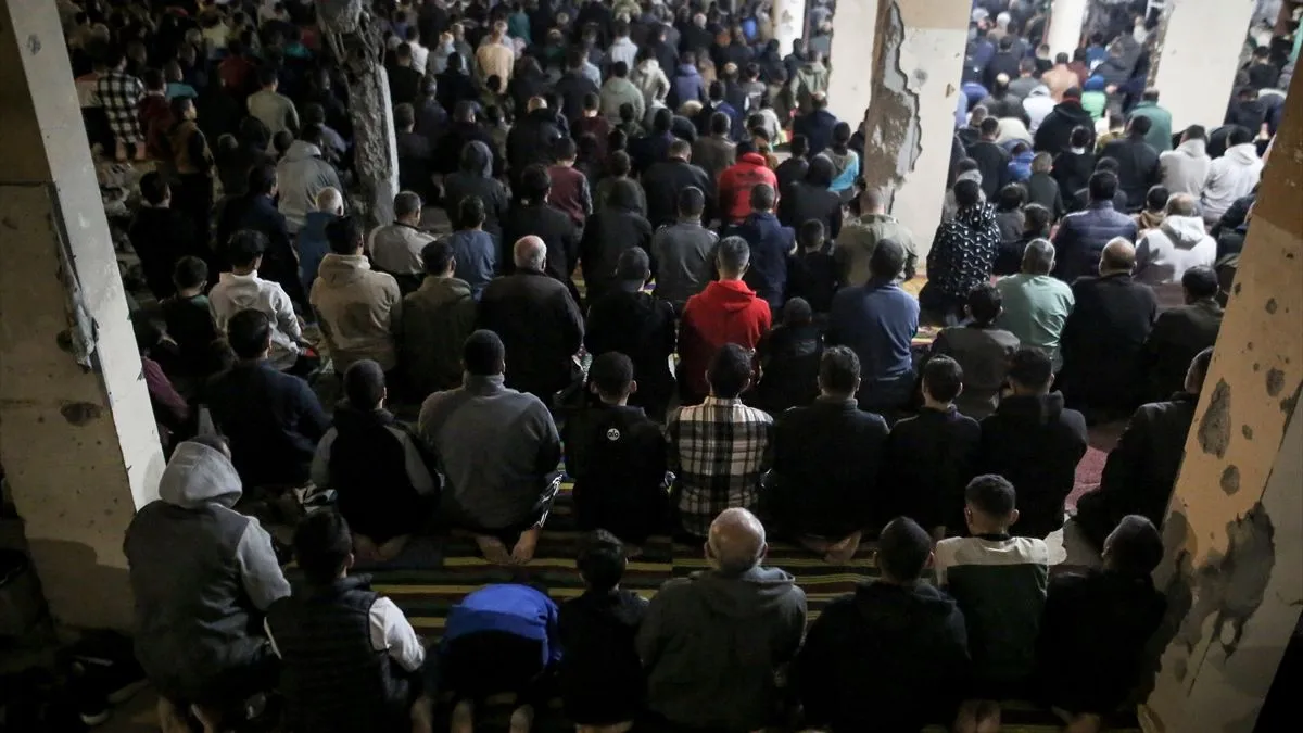 Teravija među ruševinama: Palestinci klanjali prvu teraviju u uništenoj džamiji Al-Kanz