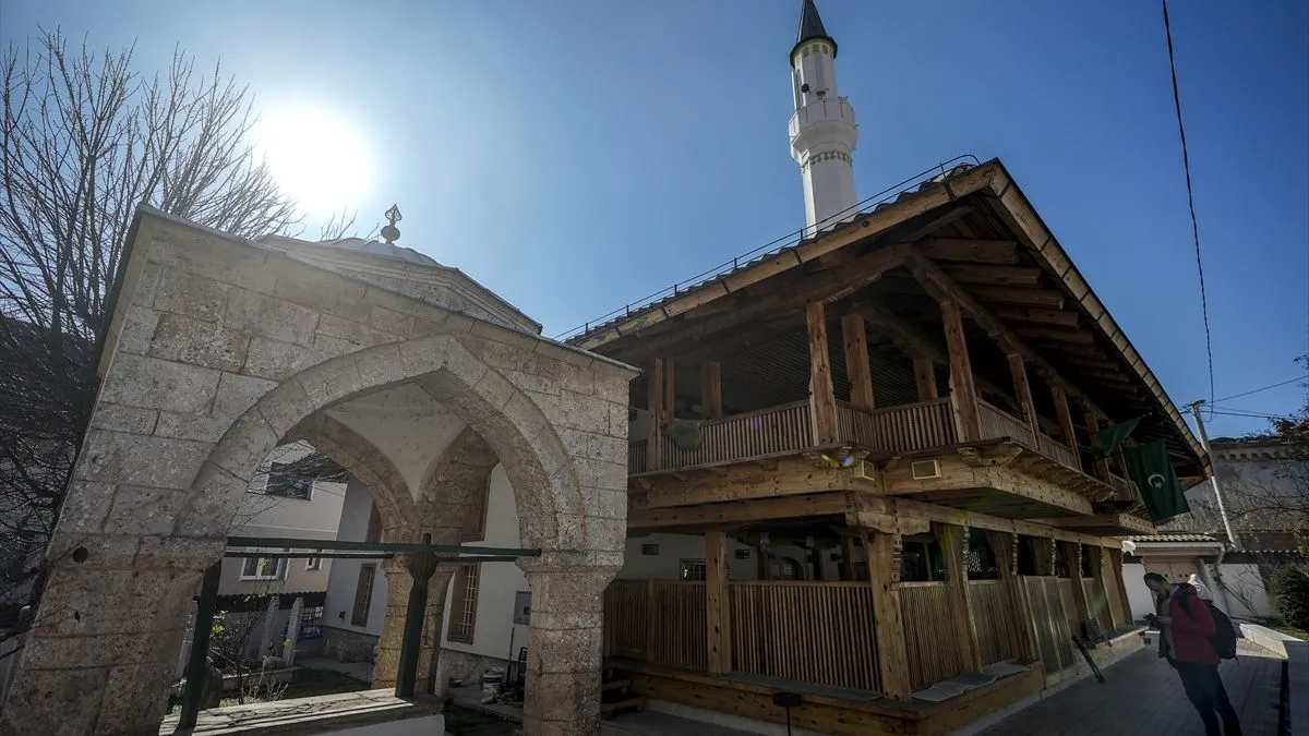 Bijela džamija na Vratniku - mini replika Begove džamije i nacionalni spomenik BiH