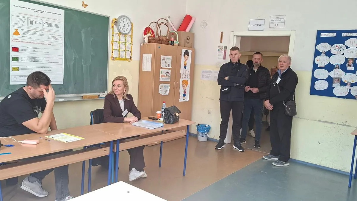 Na jednom biračkom mjestu sam bukvalno, doslovno, uhvatio ženu jednu koja je prišla meni i rekla, a gdje se dijele pare, kaže Borojević