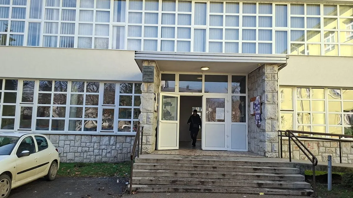 Na jednom biračkom mjestu sam bukvalno, doslovno, uhvatio ženu jednu koja je prišla meni i rekla, a gdje se dijele pare, kaže Borojević