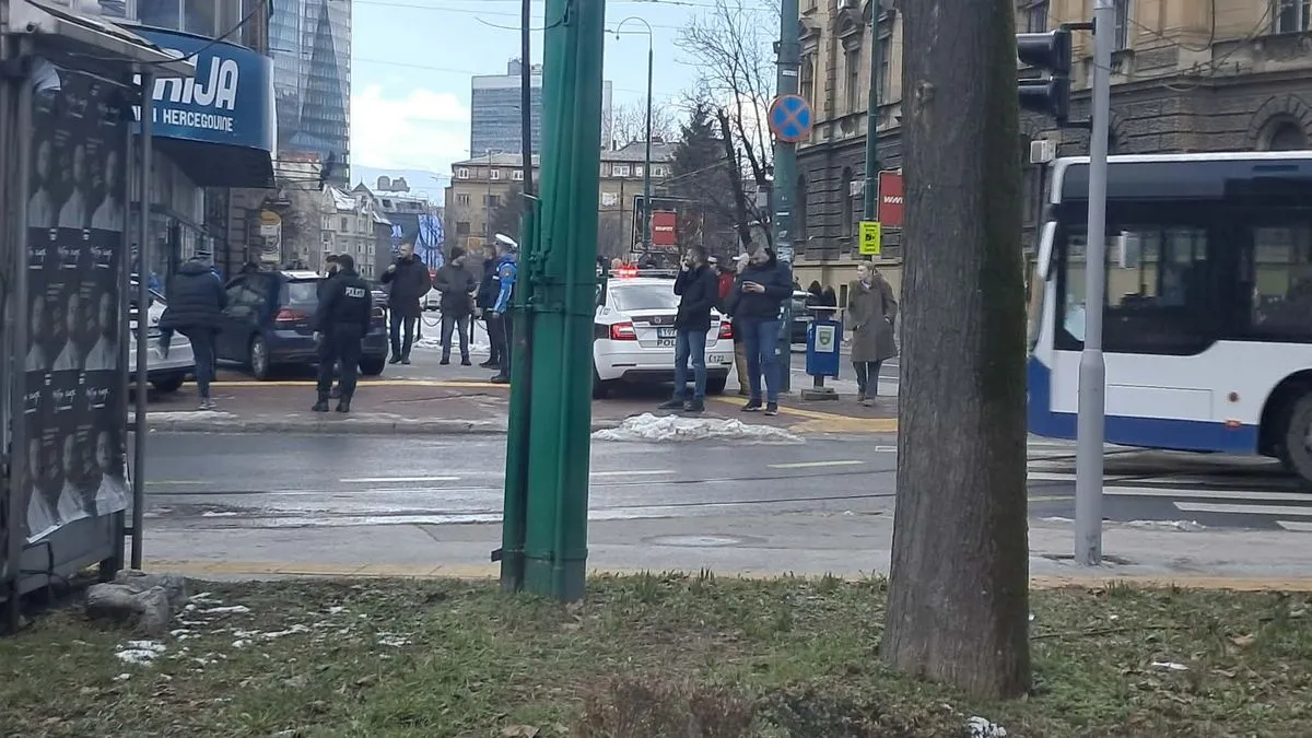 Jednomjesečni pritvor Irfanu Kariću koji je pokušao proći kroz policijsku blokadu na protestima