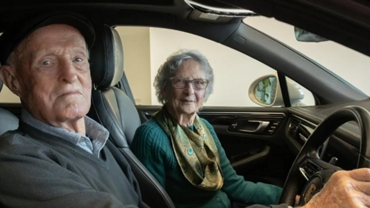 Njemu su 92, njoj 94 i sada su kupili prvi Porsche