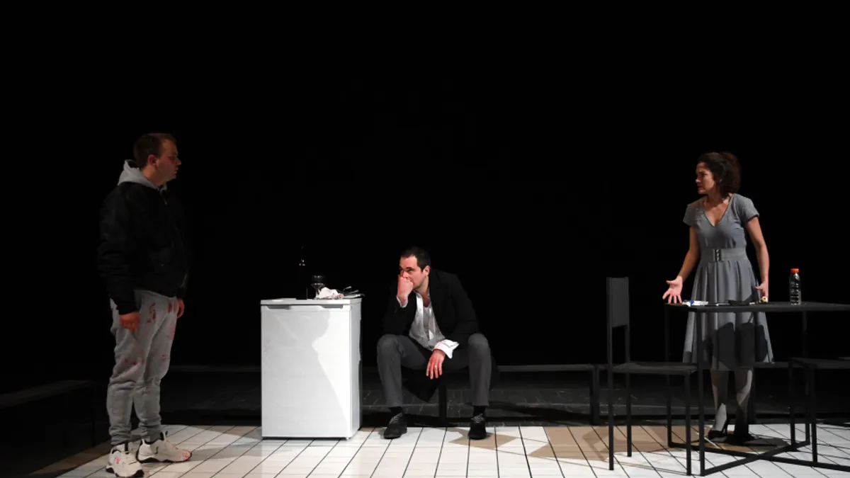 'Siročad' u Zeničkom pozorištu: Da li je porodica zaista osnovna ćelija društva