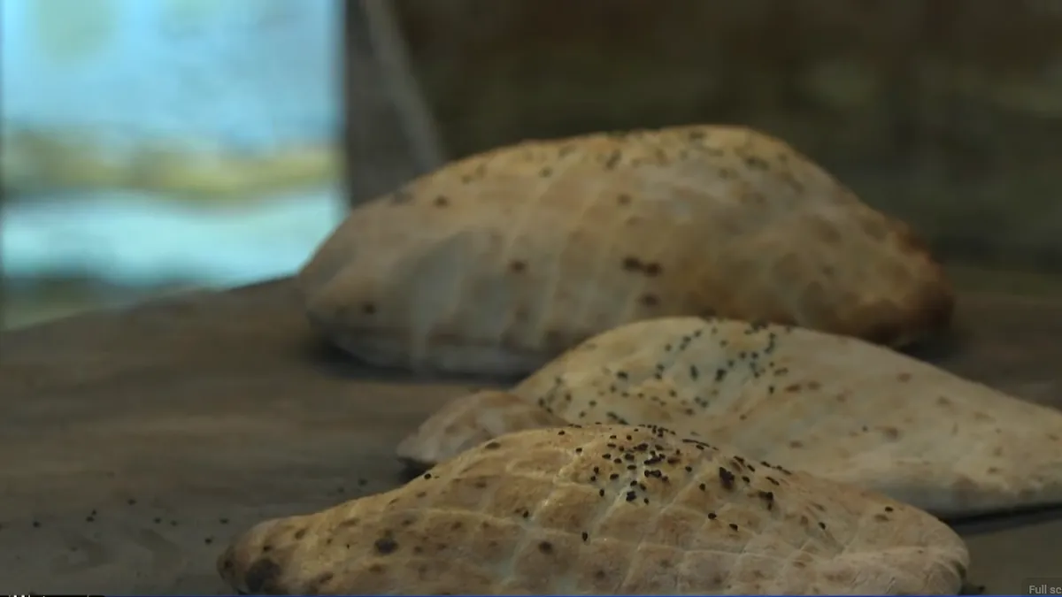 Ramazanska atmosfera u Sarajevu: Redovi za somune na Baščaršiji uprkos kiši