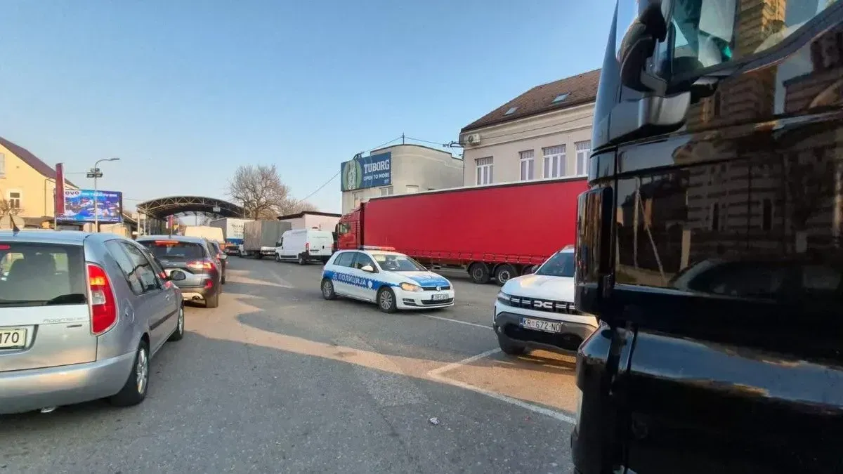Protesti prijevoznika na granicama: Kamioni pod pratnjom policije krenuli prema graničnom prijelazu