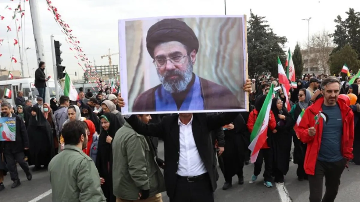 Iranci nose fotografiju Mojtabe Hameneija