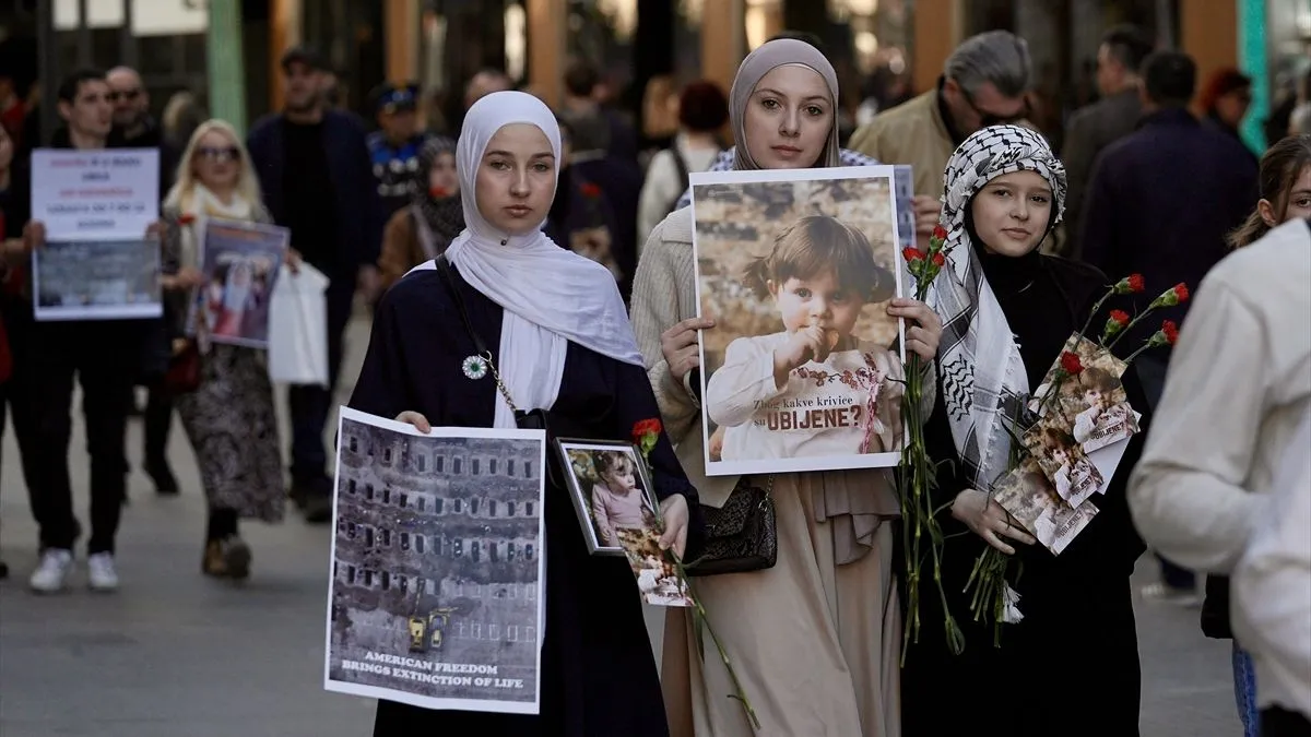 Građani prošetali Sarajevom i položili cvijeće kod Iranskog kulturnog centra uprkos zabrani protesta