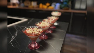 Desert u čaši od jagoda i bijele čokolade