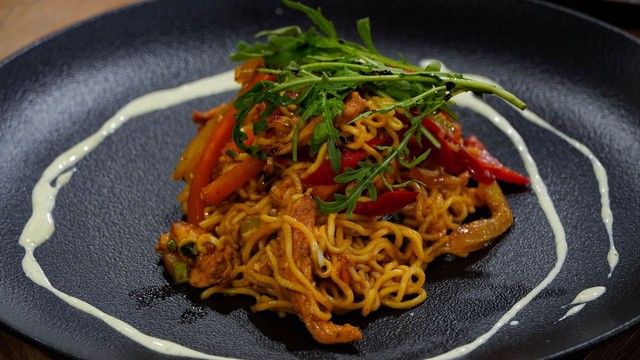 Pileći wok s nudlama